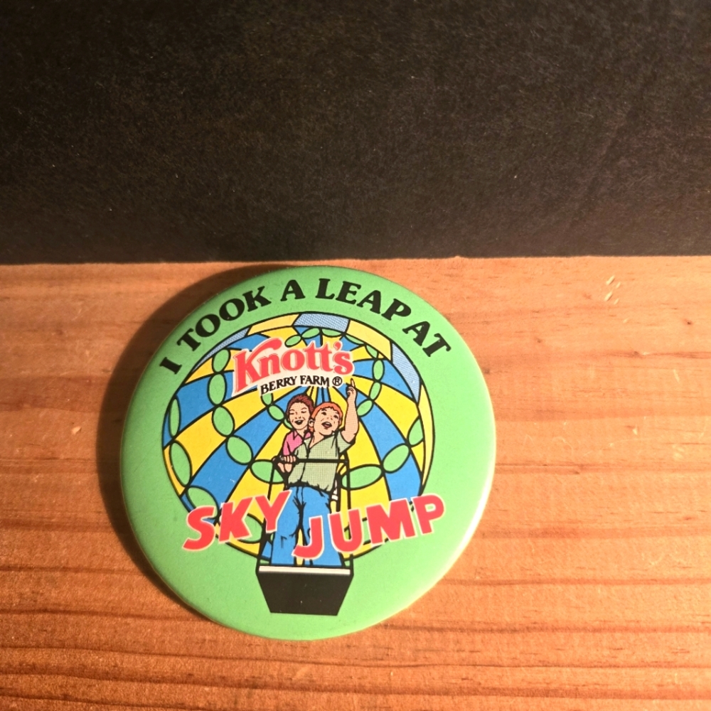 RARE VINTAGE KNOTT's BERRY FARM 3" KEY SKY JUMP PINBACK BUTTON